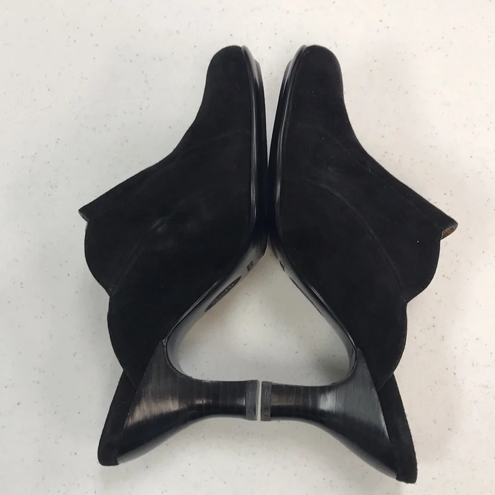 Sofft Suede Scalloped Heels - Picture 11 of 16